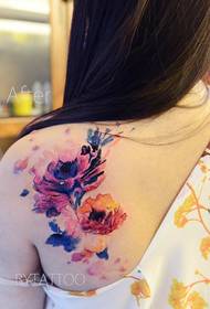 Na ramene je kvetinový vzor tetovania