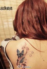 Elegante ragazza spalla sogno illustrazione tatuaggio farfalla