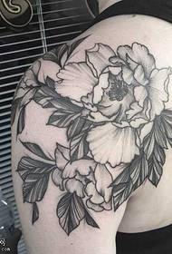 Patrón de tatuaxe de flores grises no ombreiro