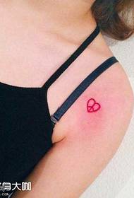 Patrón de tatuaje de corazón rosa de hombro