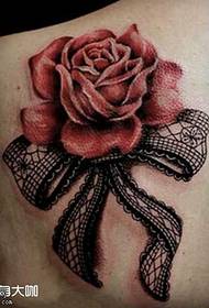 Patrón de tatuaxe rosa de ombreiro