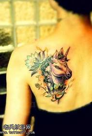 Красива татуювання єдиноріг на плечі