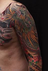 Vzor tetovania draka cez lebku