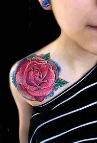 Модна убавина миризливо рамо со голема црвена цветна тетоважа