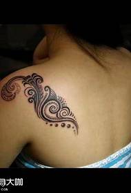 Totem tetovaža uzorak cvijeća na ramenu