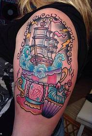 Wzór tatuażu żeglarskiego w miseczce na ramię