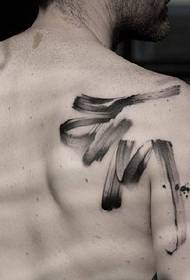 Großes Pinsel Tattoo Muster auf der Schulter