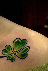 O mică imagine de tatuaj cu frunze cade ușor pe umăr