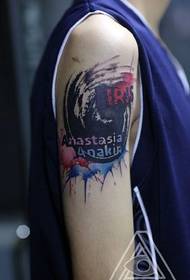 Uzorak tetovaže ikona s tintom na ramenu