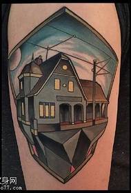 Krāsots mājas tetovējuma raksts uz pleca
