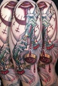 Mano raccapricciante di colore della nuova scuola del braccio grande con il modello del tatuaggio del pugnale