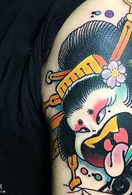 Rameno maľované tetovanie gejša