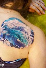 肩の現実的な海のタトゥーパターン
