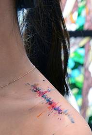 Tattooенска тетоважа во боја на рамото полна со личност