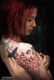 Zepòl koupi byen ak rose modèl tatoo