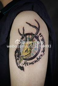 Tatuaggio cervo sulla spalla