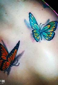 肩の蝶のタトゥーパターン
