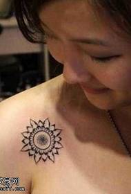 Skaists plecu totēma saules tetovējuma raksts