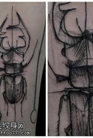 Vecchio modello del tatuaggio del toro sulla spalla