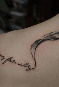Uzorak tetovaže od perja i slova na ramenu