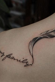 Pattern ng tattoo ng feather at sulat sa balikat