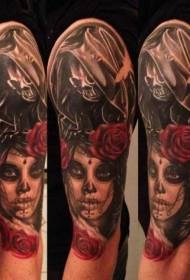 Arm mystiska färgglada mexikanska kvinna porträtt och död skalle tatuering mönster