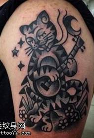 Patrón de tatuaxe de gato de amor ao ombreiro