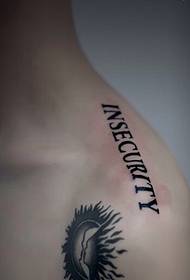 Lihtne ingliskeelne sõna tattoo tattoo meeste õlgadel