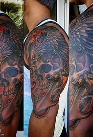 Patrón de tatuaxe de áncora de águila en ombreiro