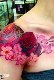 Personalidade do ombro rosa padrão de tatuagem