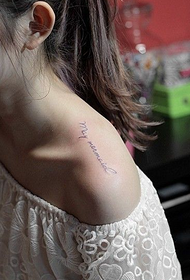 Kvinnelige skuldre vakre engelske tatoveringer