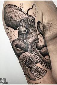 Wzór tatuażu na ramionach czarny szary ośmiornica