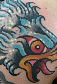 Узорак тетоваже папагаја на рамену