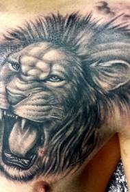Mužský hrudník leví tetovanie