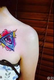 Rameno maľované trojuholníkové tetovanie