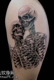 Dous patróns de tatuaxe de esqueleto nos ombreiros