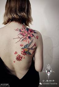 Wzór na ramię piękny brzoskwiniowy ptak tatuaż