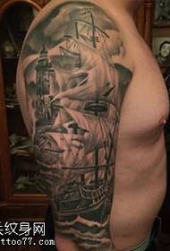 Schouder realistisch zwart grijs zeilboot tattoo patroon