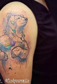 Modello di tatuaggio orso pungente sulla spalla