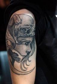 Volto di ragazza in stile fantasy grande braccio con motivo a teschio elmetto