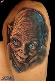 Modello tatuaggio teschio spalla