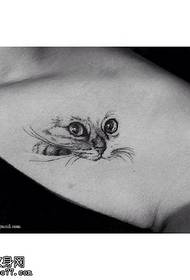 Tatuaje de ojo de gato tatuaje en el hombro