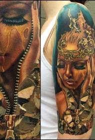 Potret wanita realistis warna lengan besar dan pola ritsleting tato