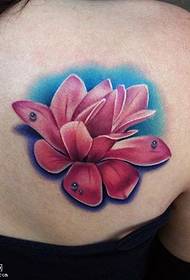 cvjetni uzorak tetovaže na ramenu