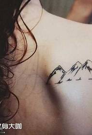 Modello di tatuaggio spalla montagna