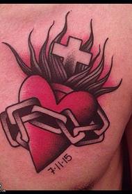 Raudonas širdies tatuiruotės raštas ant peties