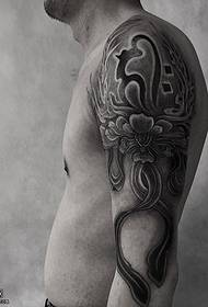 Motivo a tatuaggio sanscrito con fiori sulla spalla