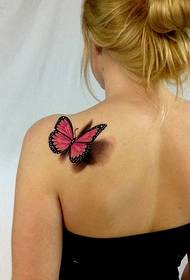 Красива 3D татуировка на пеперуда на женско рамо