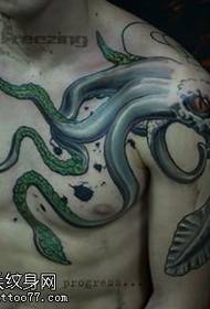 Modeli i tatuazhit të këmbëve Octopus në shpatull