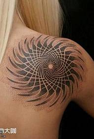 Na ramenu točak vatra točka tetovaža uzorak